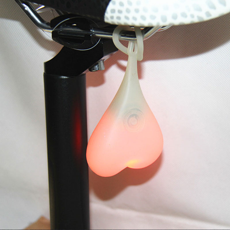 ✨Fest den på sykkelen din og sykle av gårde med en gang.💞«Hjerteformet» baklys for sykle