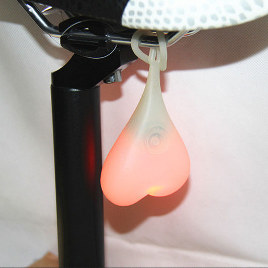 ✨Fest den på sykkelen din og sykle av gårde med en gang.💞«Hjerteformet» baklys for sykle